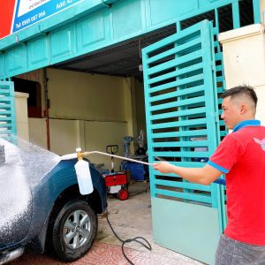 binh bot cam tay gan sung rua xe